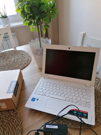 Laptop Lenovo 17,5 mm grubości oraz wadze 1 kg