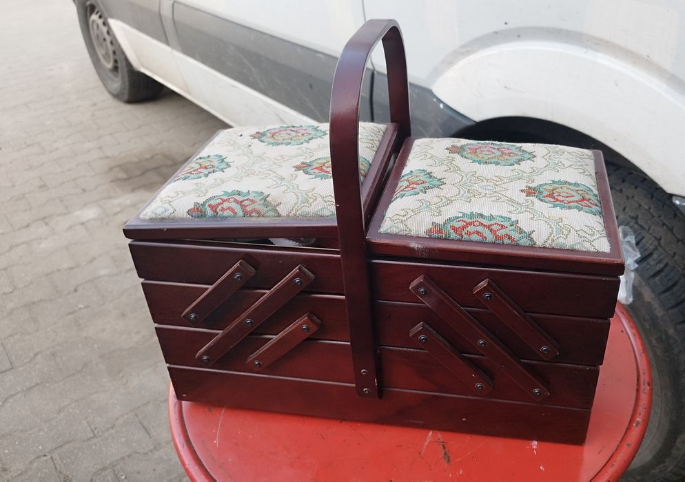 Duża drewniana  niciarka.  Przybornik .Pojemnik