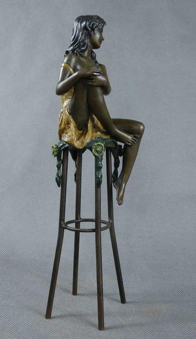 AKT Kobieta siedząca na krześle pozująca BRĄZ figura RZEŹBA 26,5 cm