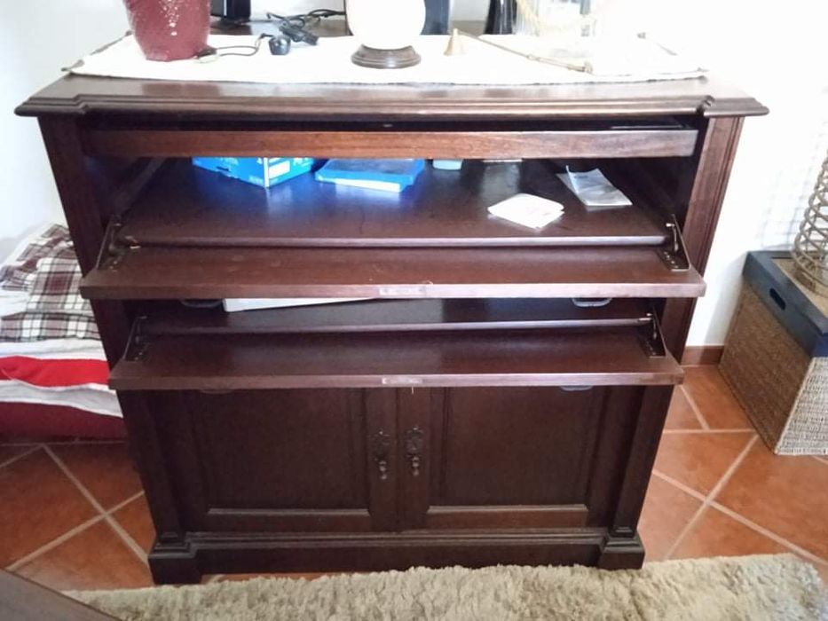 Móvel em madeira maciça