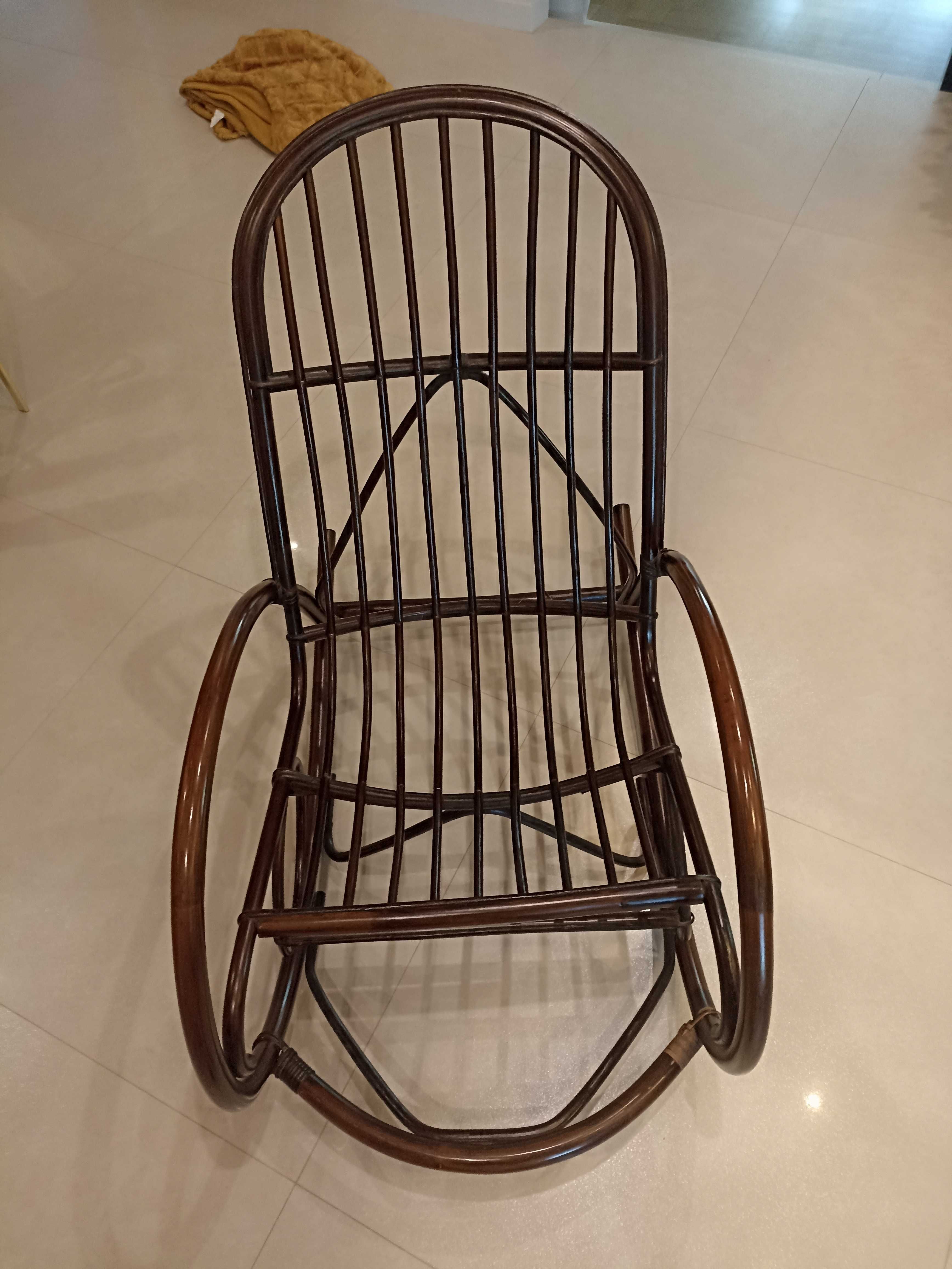 Fotel bujany drewniany