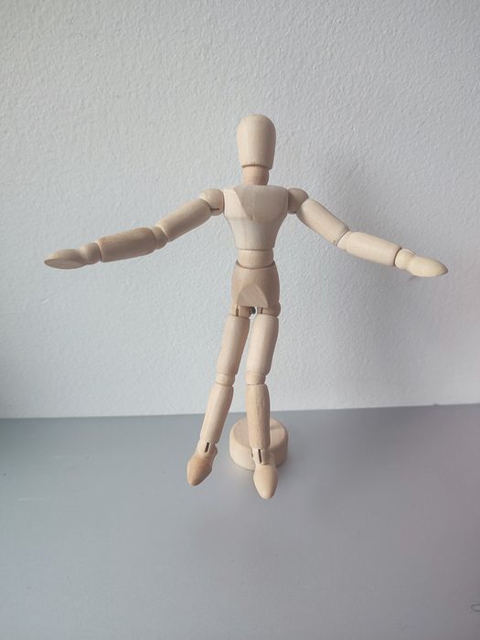 Drewniany manekin stojący