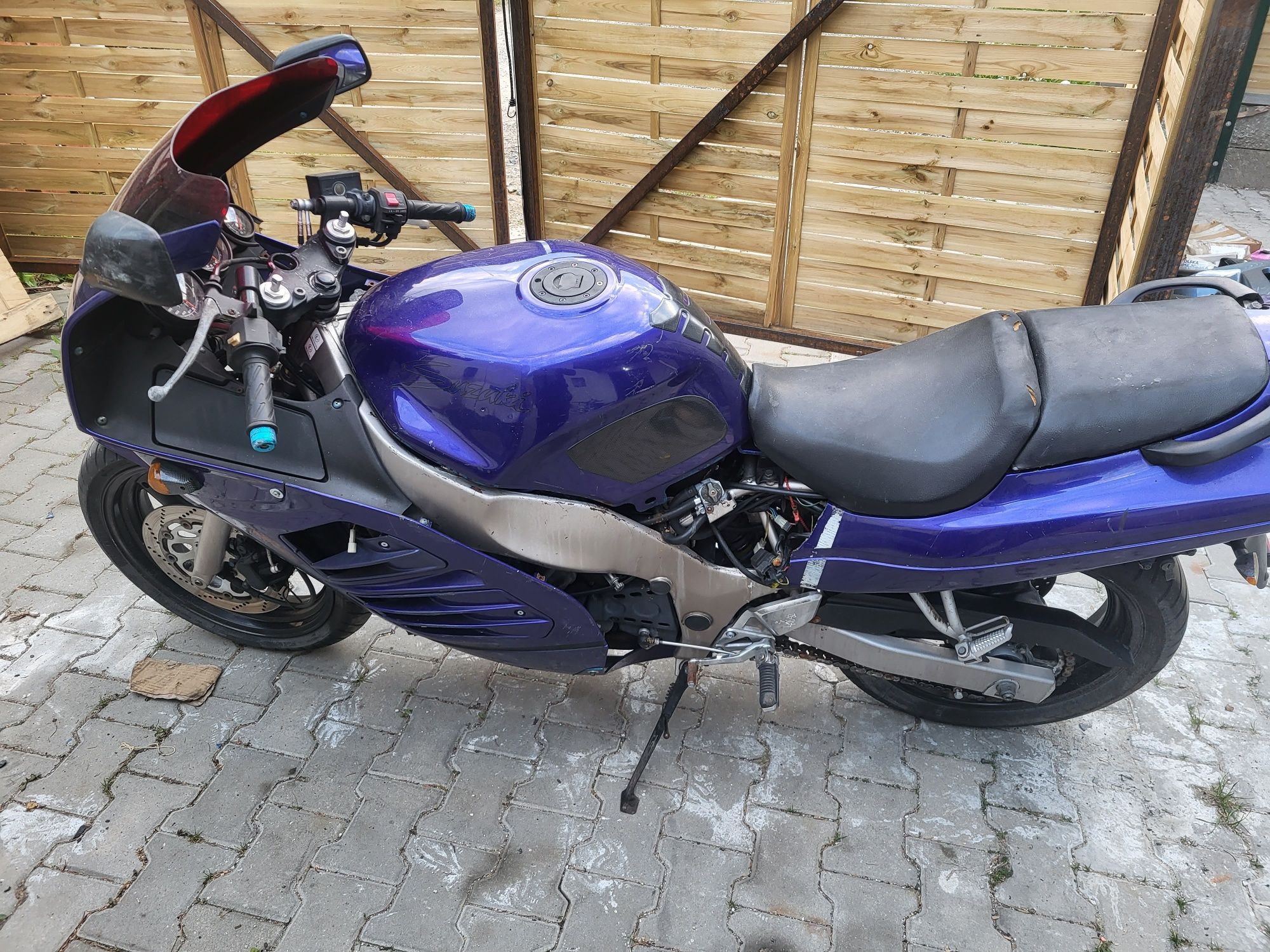 Bąk zbiornik paliwa suzuki rf 600