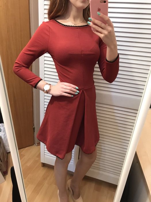 Sukienka rozkloszowana miedziana pull&bear xs 3/4 rękaw czarne wstawki
