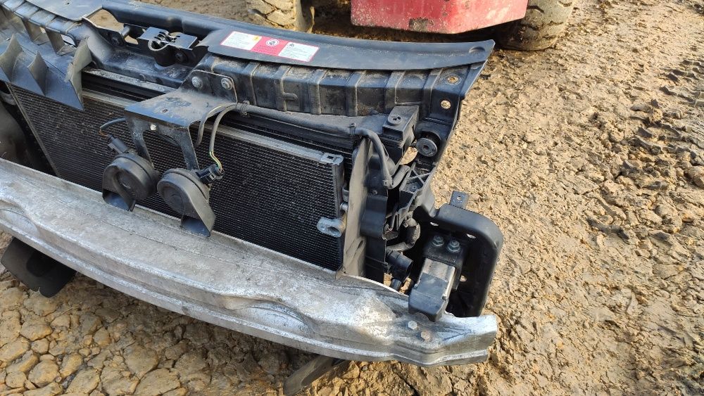 AUDI A6 C6 2.4 FSI Pas przedni wzmocnienie chłodnice automat