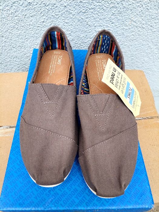 Toms,  espadryle.