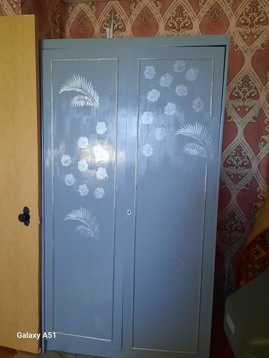 Серый платяной шкаф