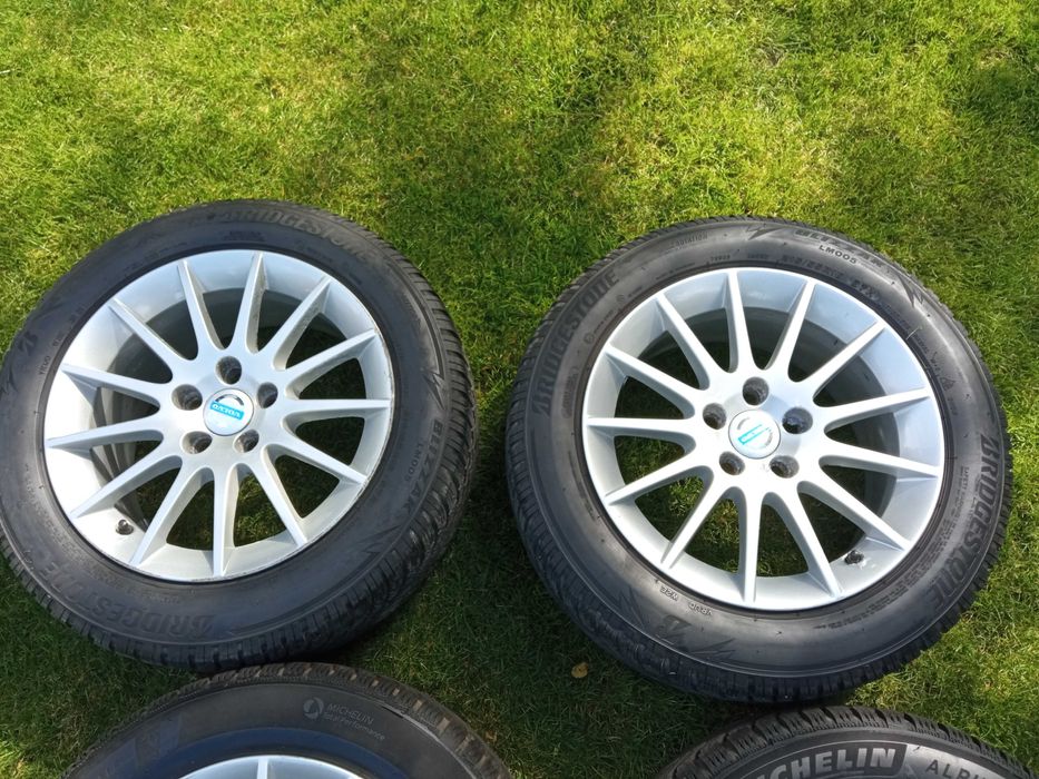 Oryginalne felgi 5x108 Volvo z oponami zimowymi 215/55 R16