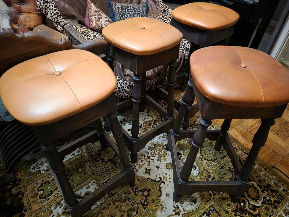 Bar em madeira maciça com 4 bancos altos