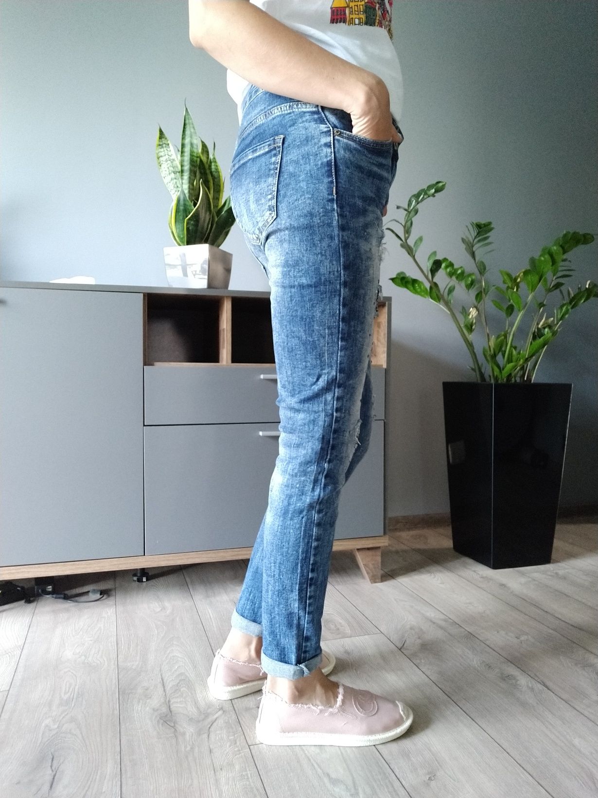 Nowe jeansy z przetarciami 38/M
