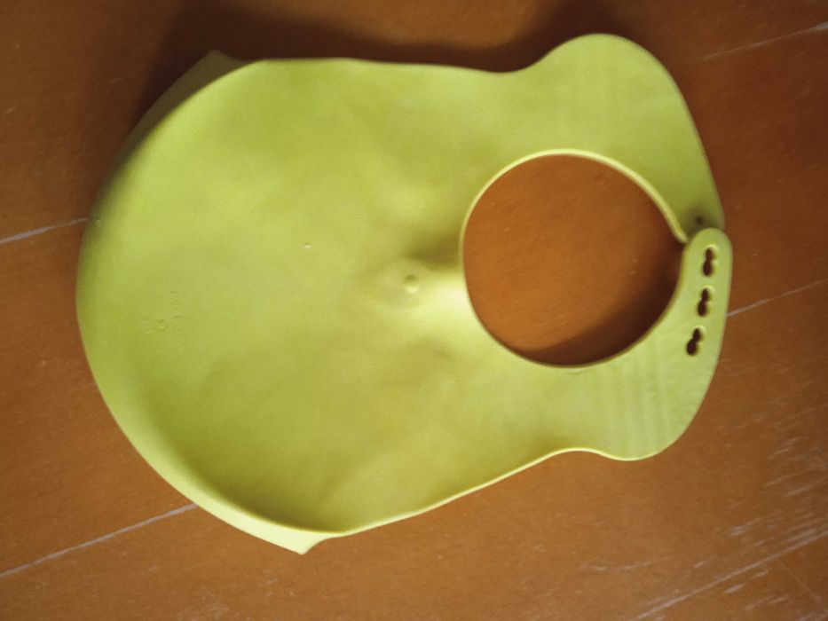 silikonowy śliniak z kieszonką  Tommee tippee limonkowy