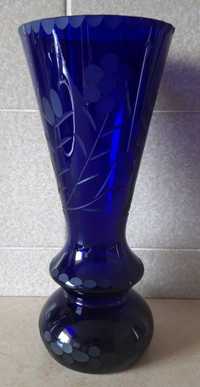 ręcznie szlifowany 27 cm wazon kobaltowy stare szkło PRL