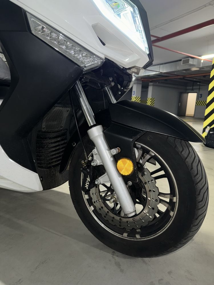 Электромотоцикл  TMAX Like.bike maxi электроскутер
