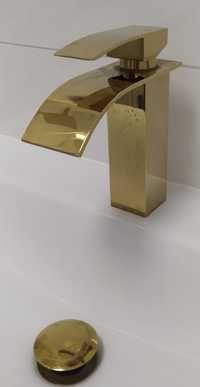 Złota bateria Armadesi do umywalki łazienkiwej typu wodospad