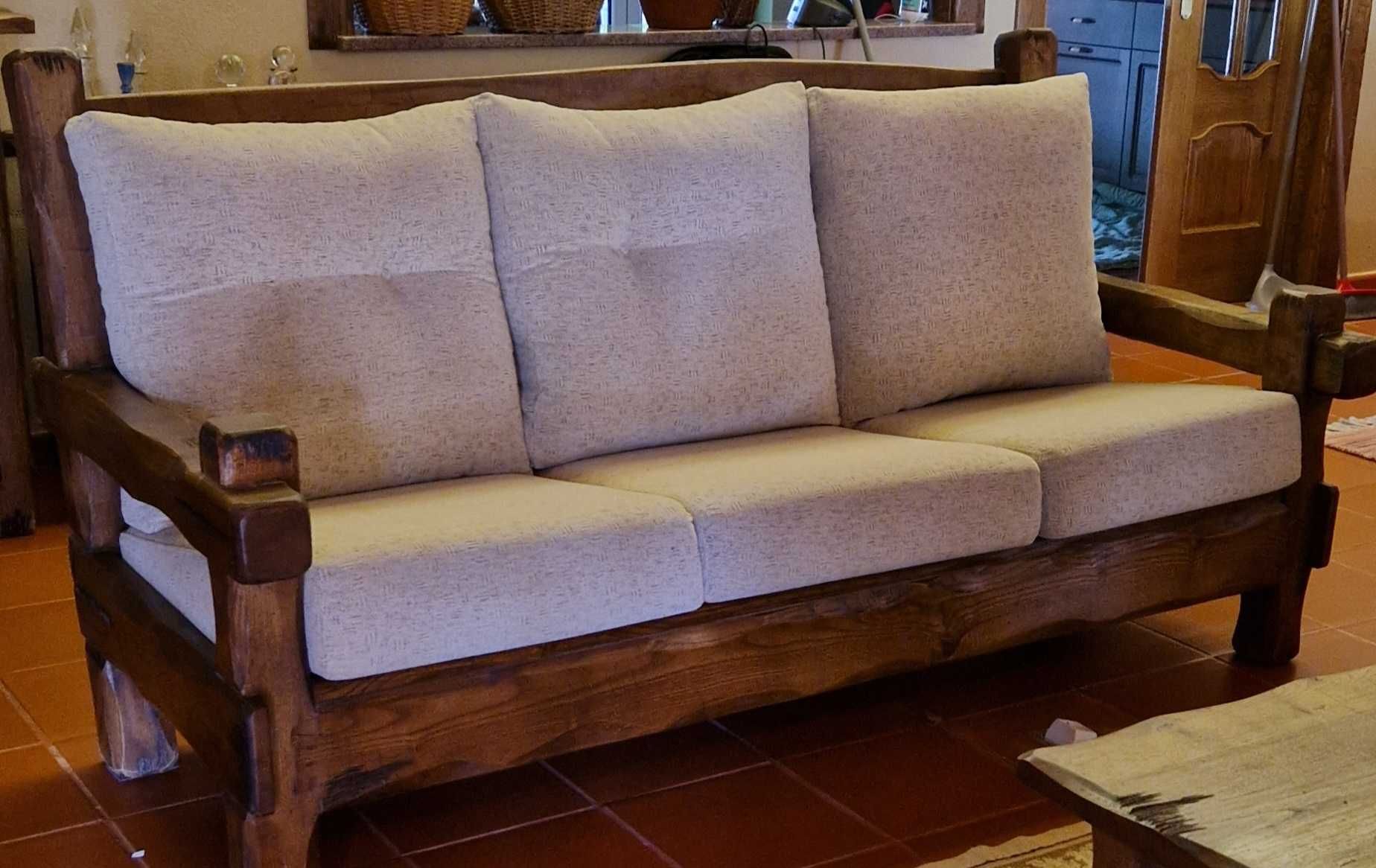 Conjunto de sofás rústicos em madeira carvalho maciça.