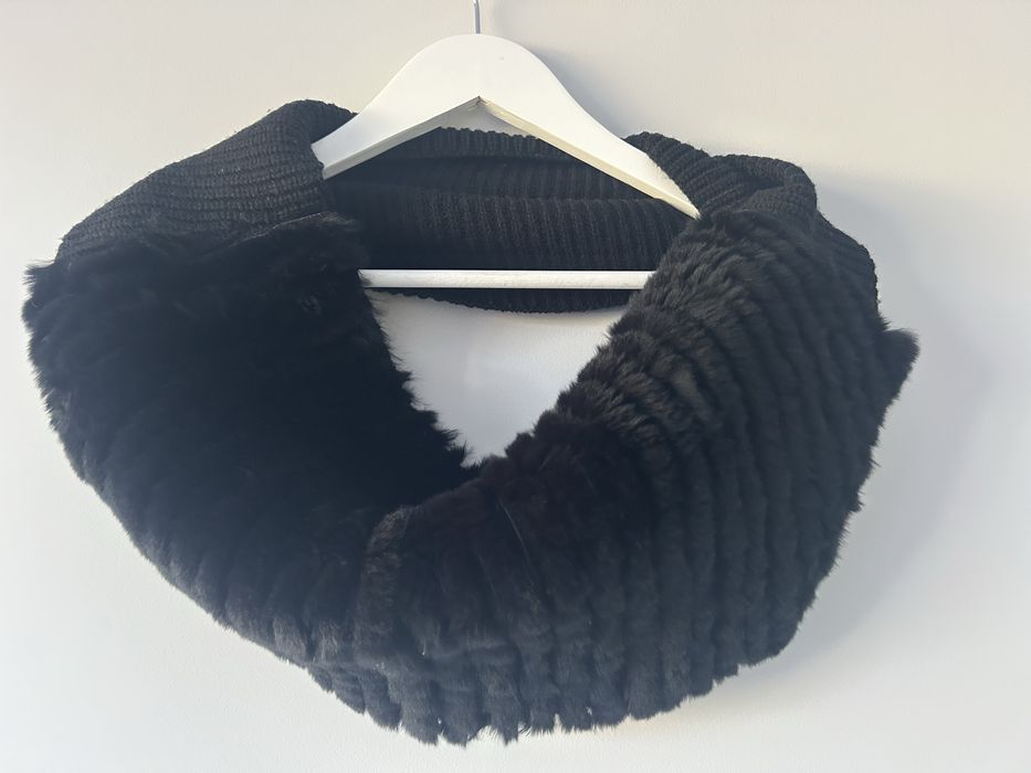 Gola Marella em pele e malha