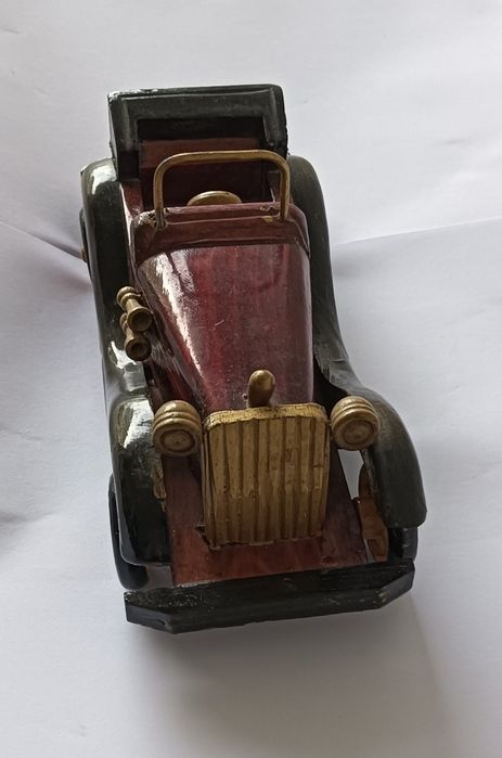 Conjunto de 3 carros em madeira.