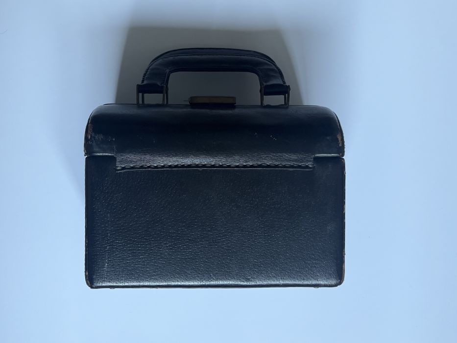 Zabytkowy kuferek skórzany