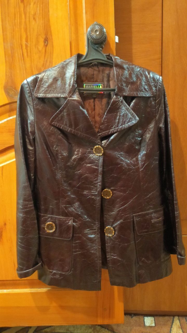 Женская кожаная куртка б/у в идеальном состоянии 48размер 400грн