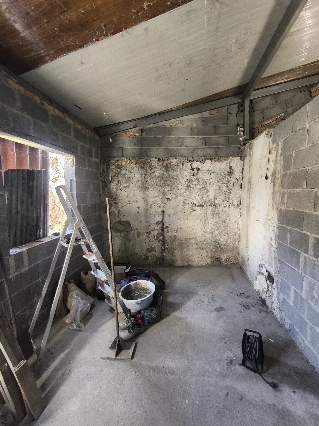 Vendo casa com obras em Andamento