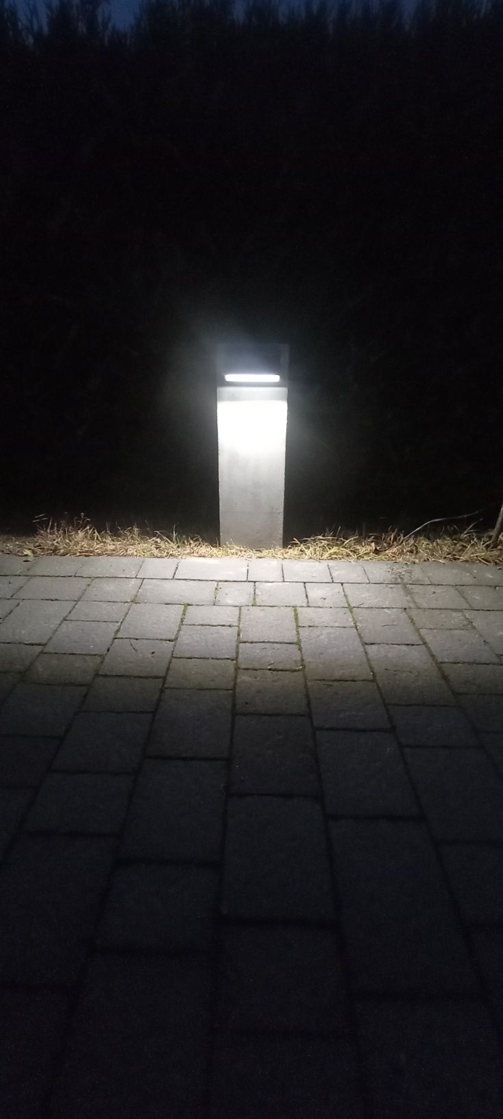 Lampa ogrodowa betonowa słupek oświetleniowy
