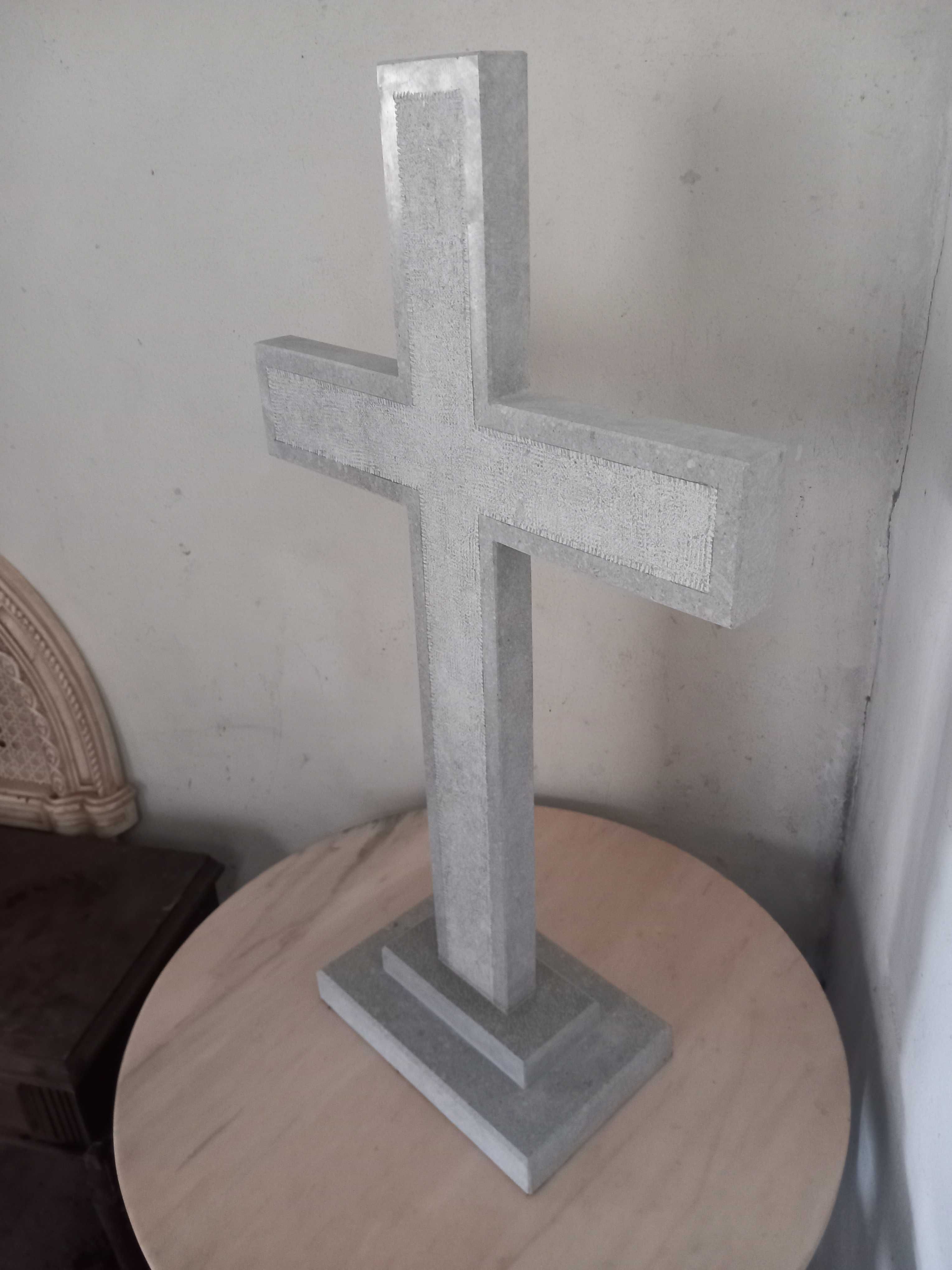 Cruz de pedra, bujadarda dos dois lados, feita a mão