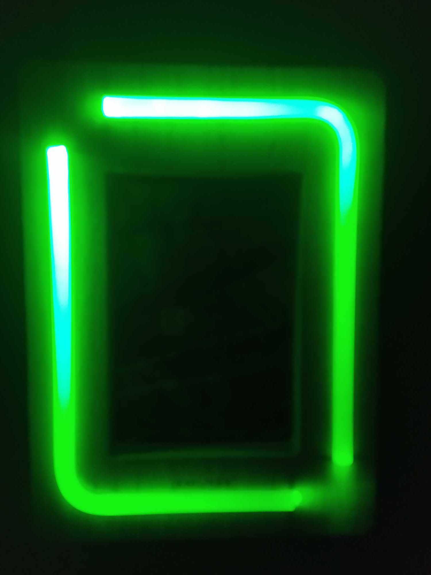 Ramka ozdobna na zdjęcie z Zielonym neonowym podświetleniem
