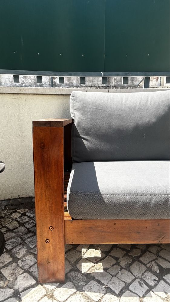 Sofa de jardim de madeira com almofadas