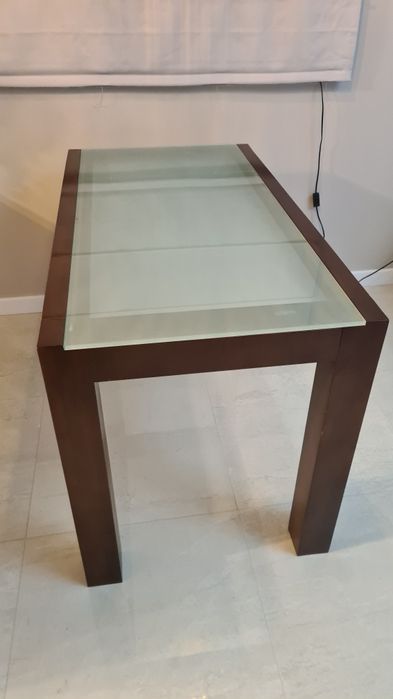 Stół drewniany z blatem szklanym