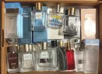 Vários frascos de perfumes