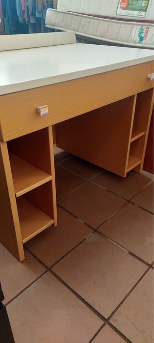 Secretaria em madeira e branco