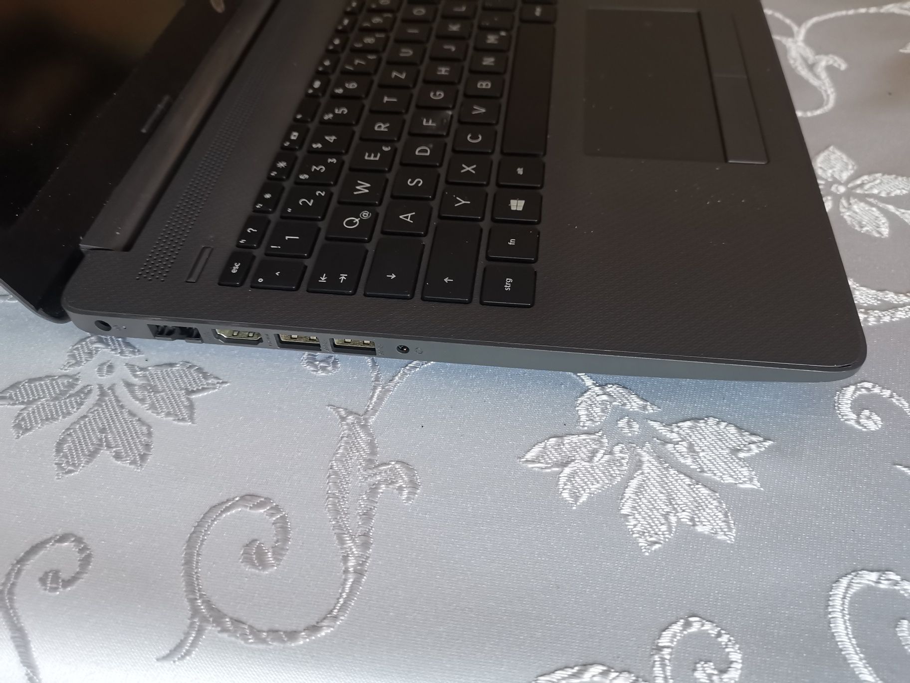 Laptop HP bez Systemu.