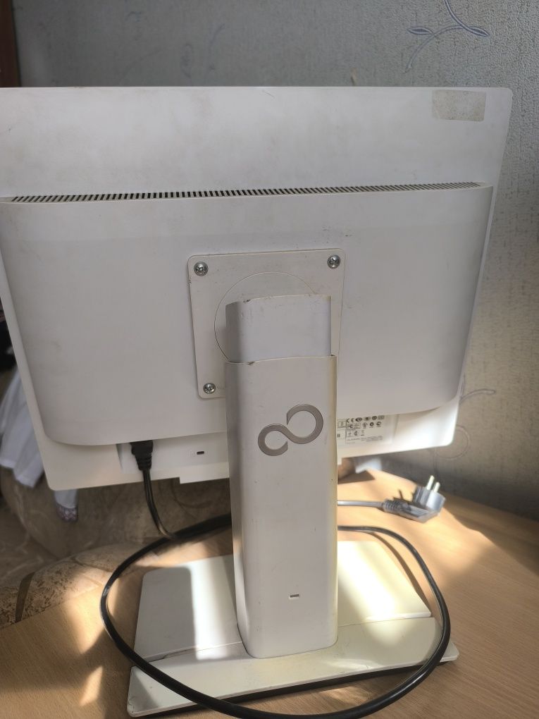 Монитор 19 Fujitsu
