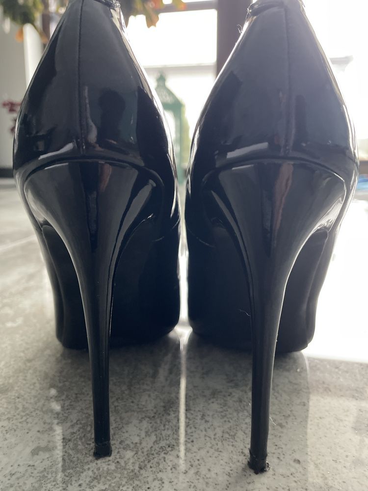 Buty szpilki lakierowane