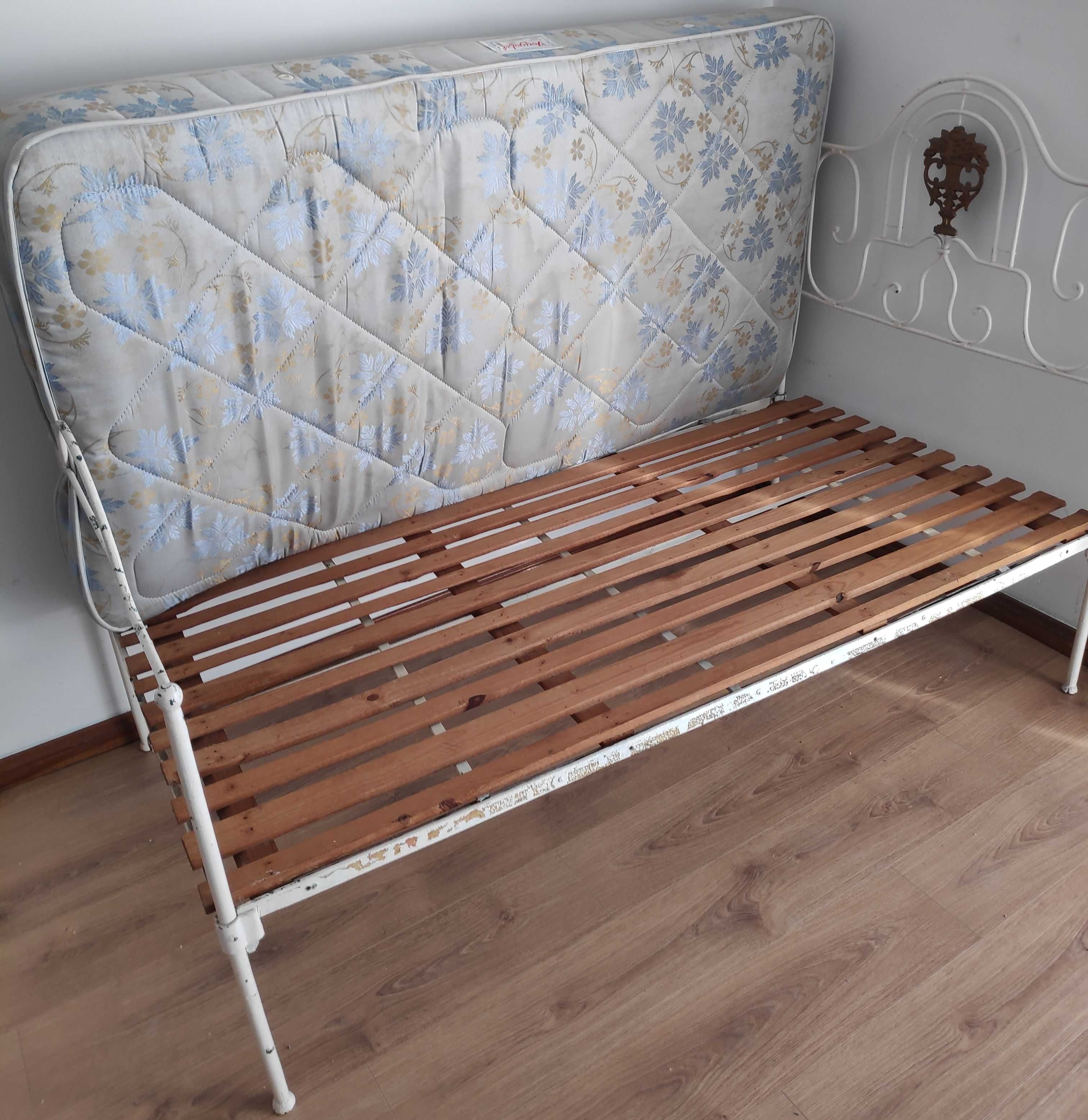 Cama individual em ferro, com colchão