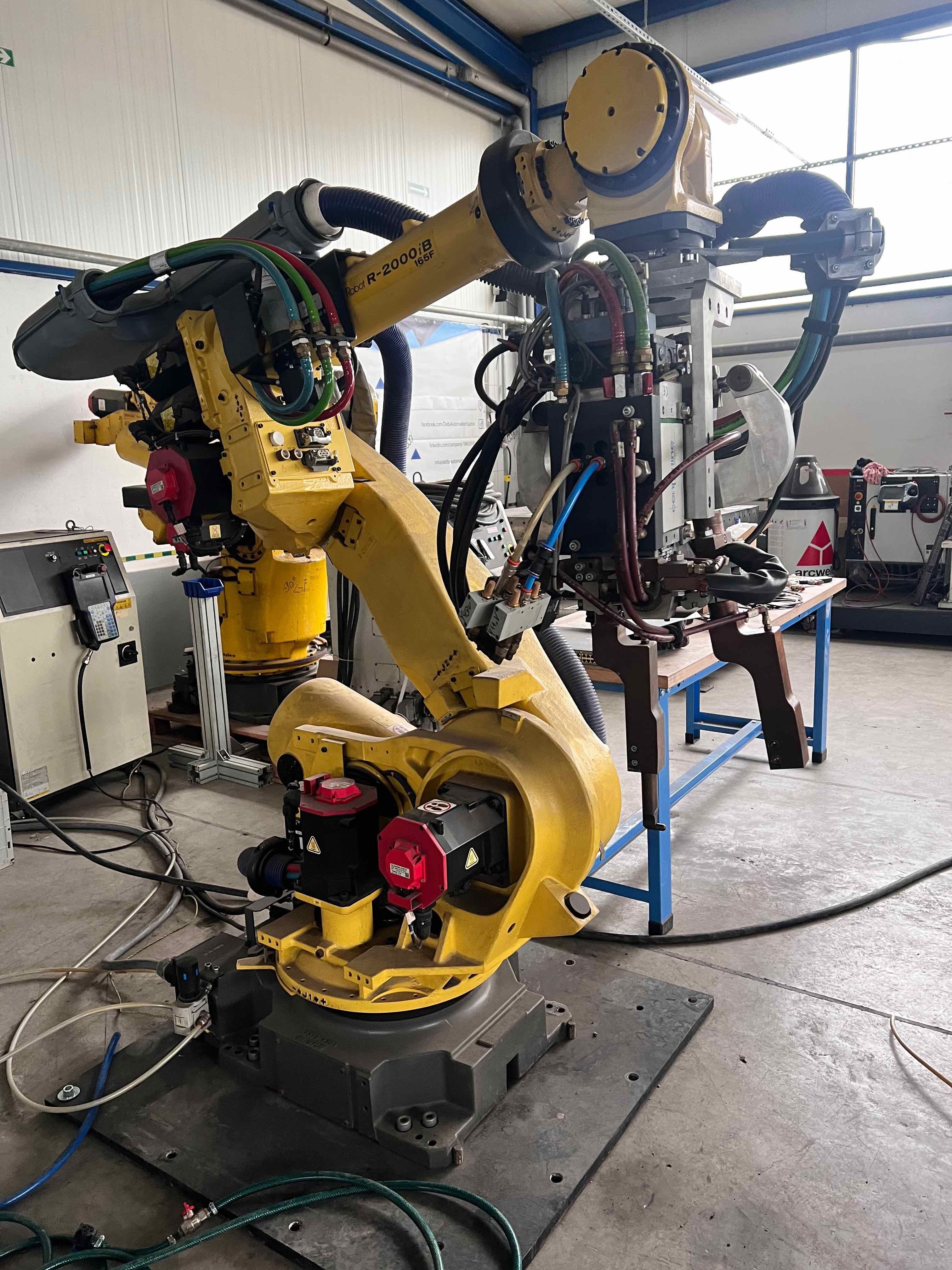 2xRobot Fanuc R-2000iB 165F R-30iA ze x2 zgrzewarkami oporowymi