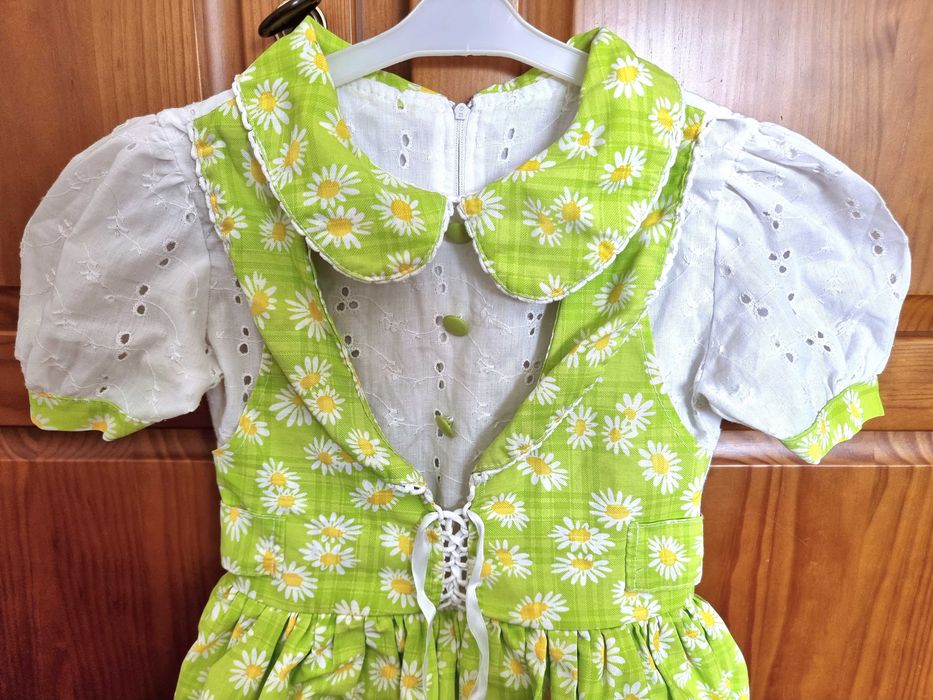 Vestido branco e verde com malmequeres, 8 anos