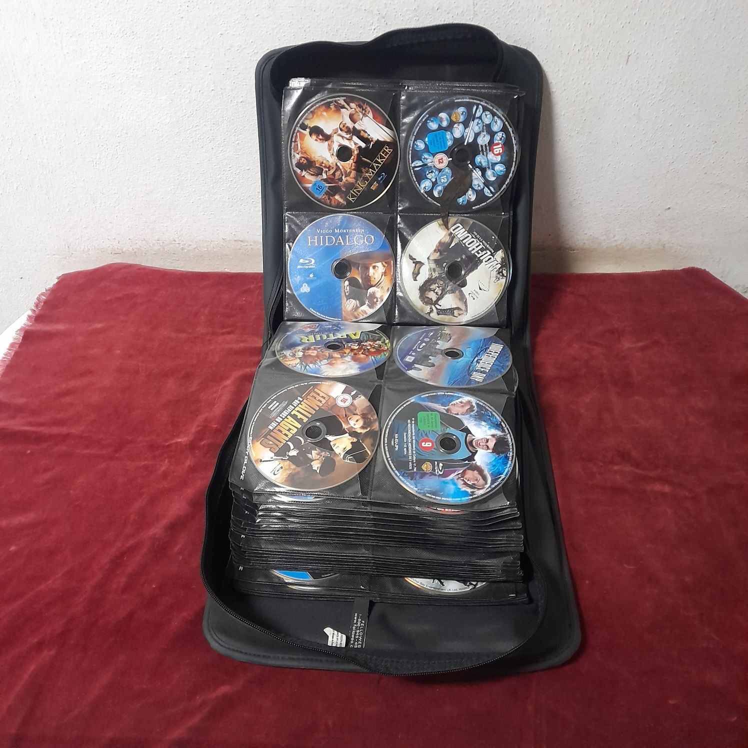 Vendo mala porta DVD com236 discos DVD