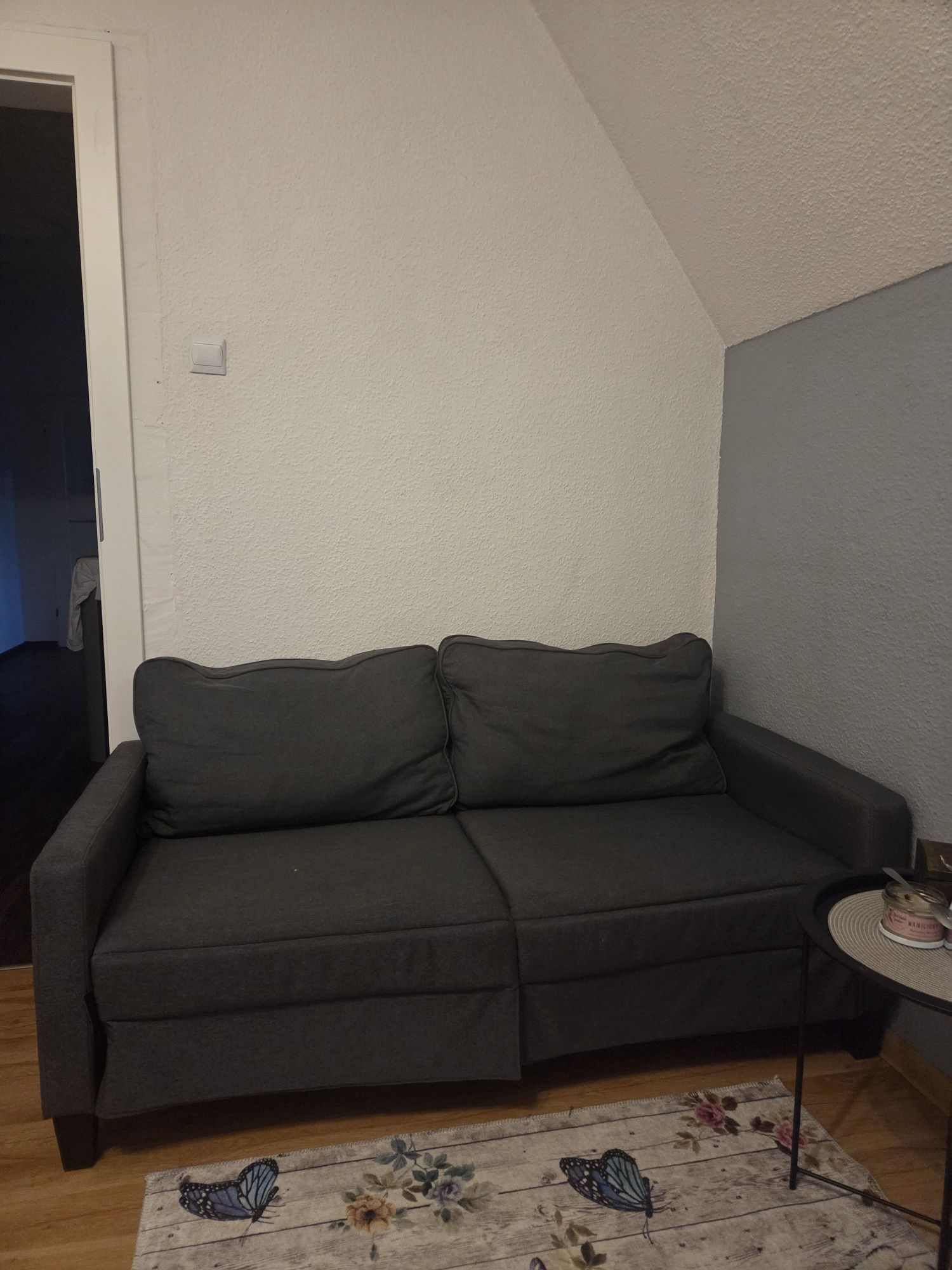 Szara sofa dwuosobowa