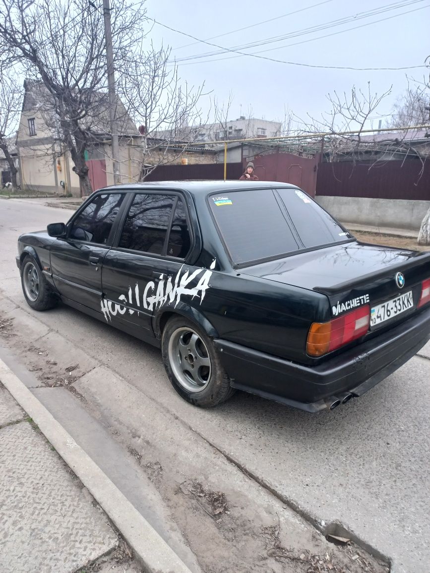 Продам BMW e30..