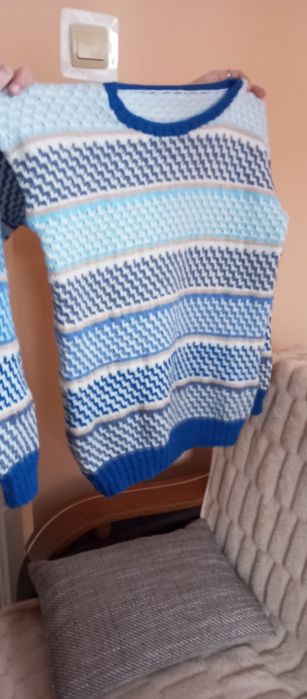 Sweter damski robiony na drutach niebieski