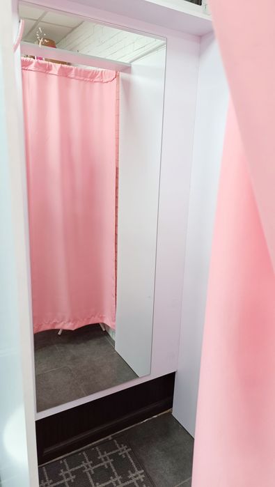 Витрины, стеллажи, ресепшн, примерочная