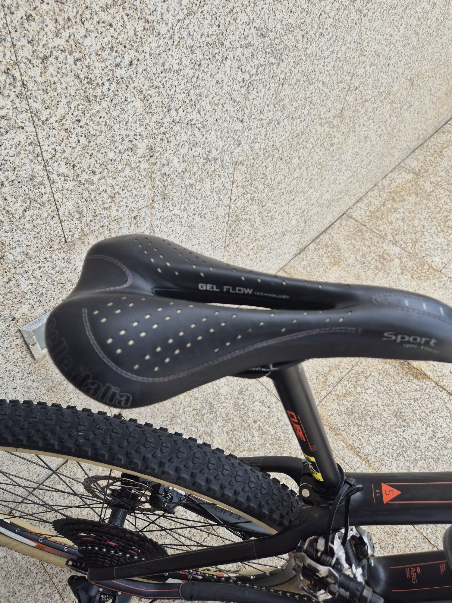 Bicicleta CUBE carbono