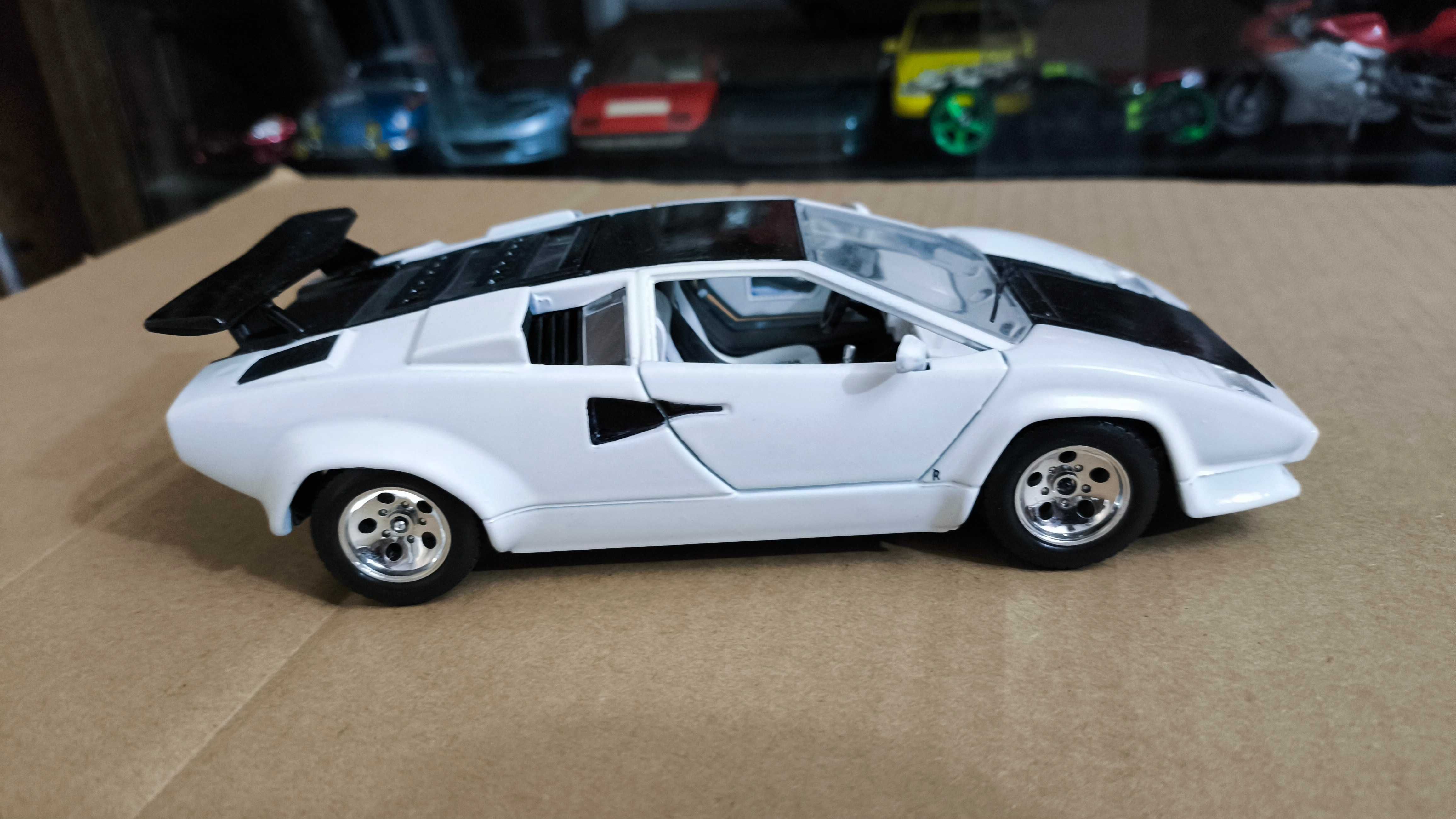 Машинка, модель, іграшка 1/24 Lamborghini Countach 1988 Bburago