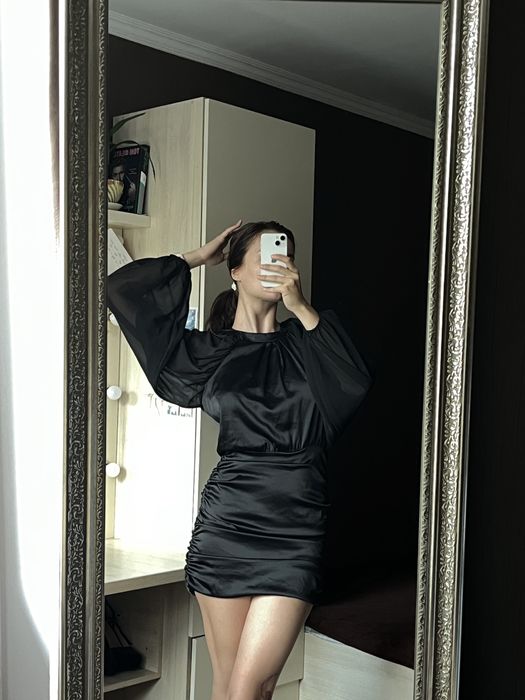 Чорна атласна сукня