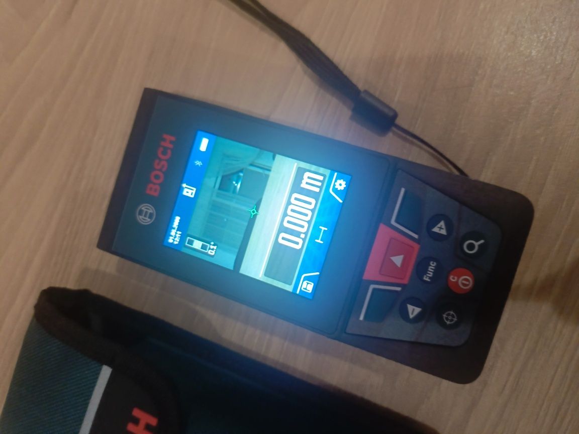 Jak nowy dalmierz laserowy Bosch GLM 100-25 C Professional kamera