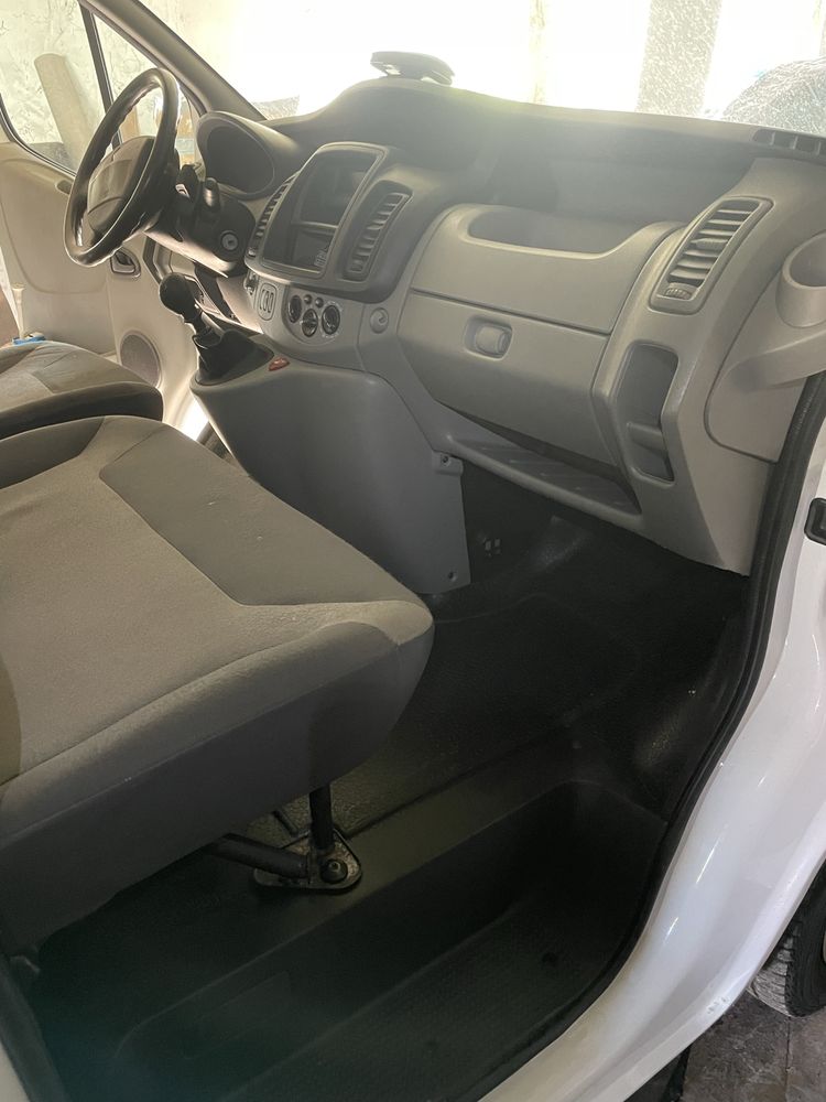 Trafic 2.0dci klima niski przebieg 2011r