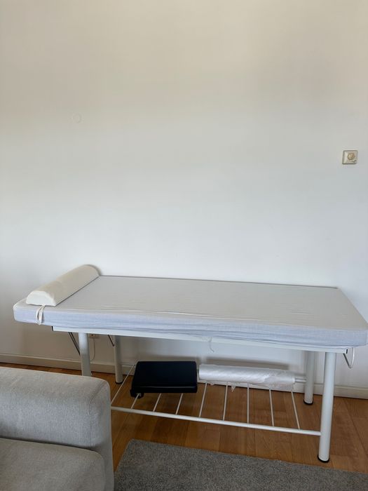 Marquesa fixa Quirumed – estrutura branca e estofado preto