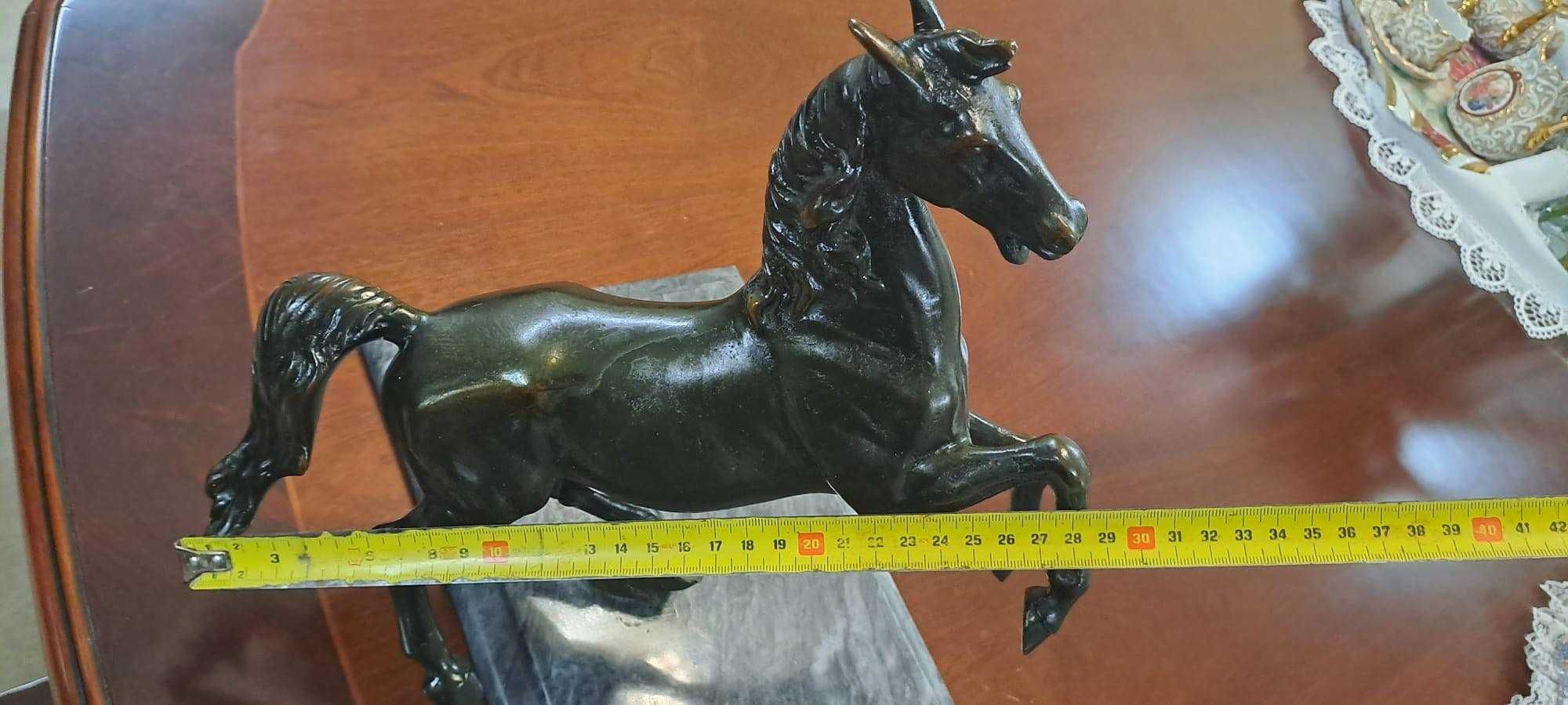 Cavalo em Bronze  com base em marmore