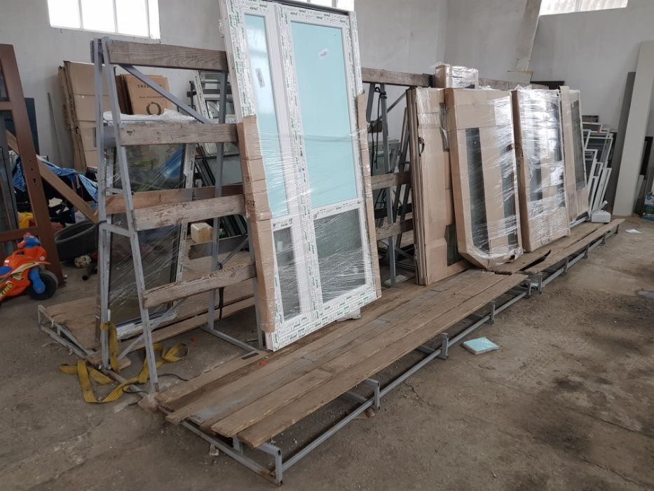 Піраміда під вікна або скло